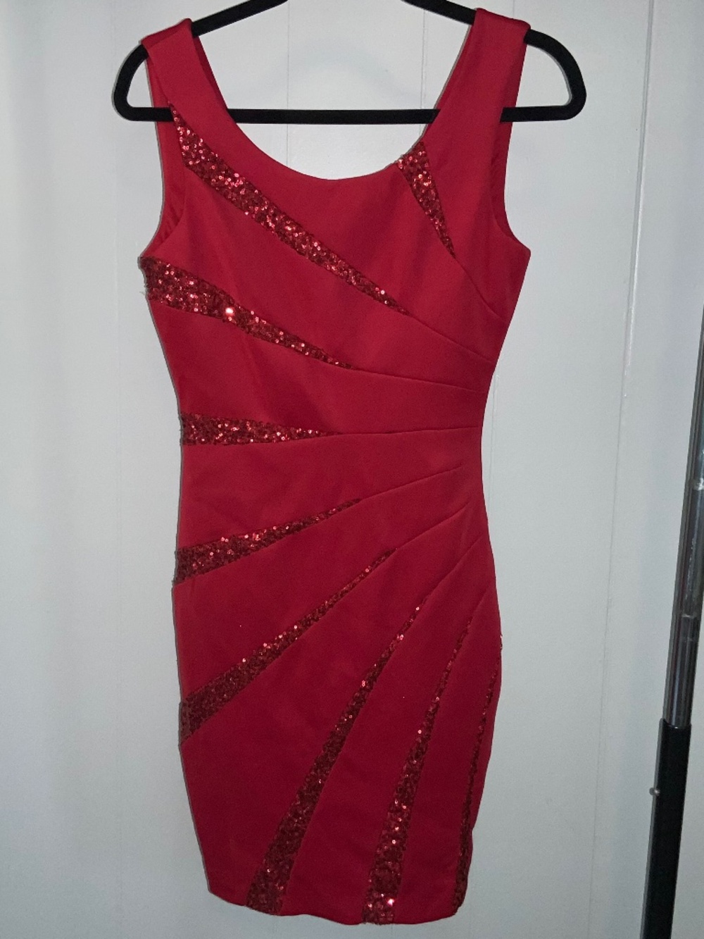 GUESS Red Starburst V-Back Bodycon sheath Dress Sz 4 sequins